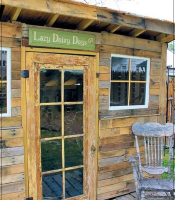 Beautiful DIY Shed using Pallets