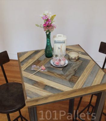 Kitchen Table Made of Barn Wood and Pallets