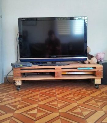 An Inexpensive Pallet TV table