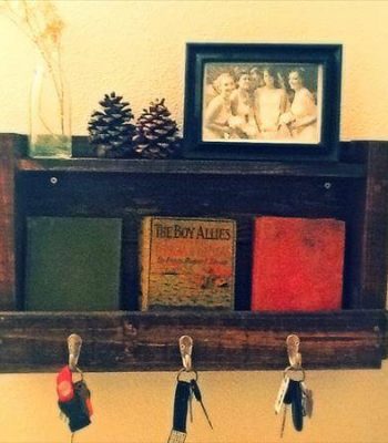 DIY Pallet Wall Organizer