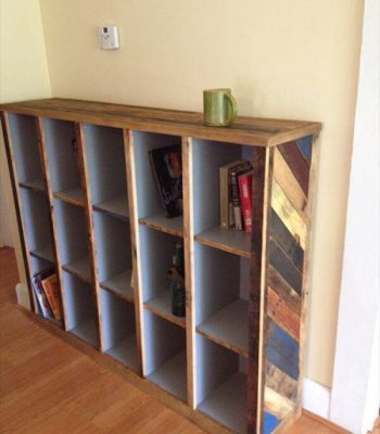 recycled pallet bookshelf