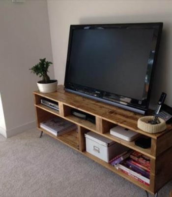 diy pallet TV stand with hairpin legs