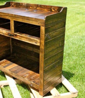 recycled pallet entertainment desk