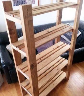 recycled pallet bookshelf