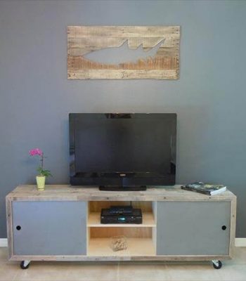 recycled pallet media stand