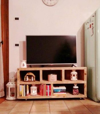 upcycled pallet TV stand and media console table