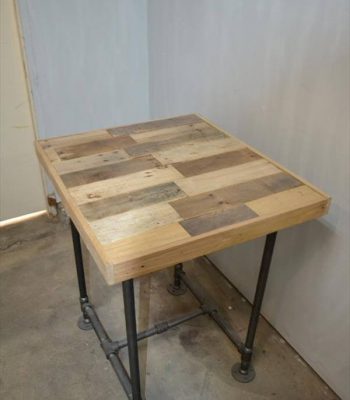 recycled pallet side table with metal pipe base