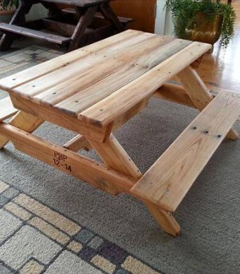 repurposed pallet picnic table