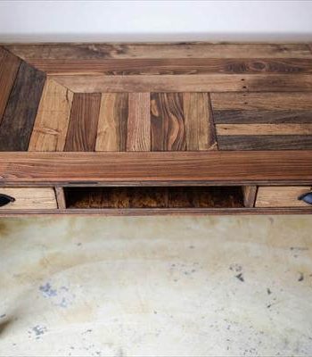 reclaimed pallet desk with metal legs