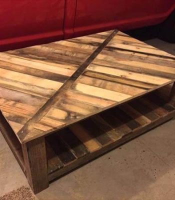 pallet coffee table with diagonal stripe pattern