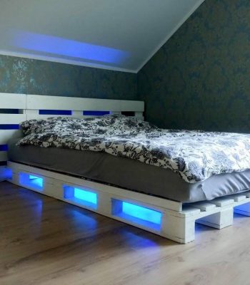 Accent pallet bed with lights
