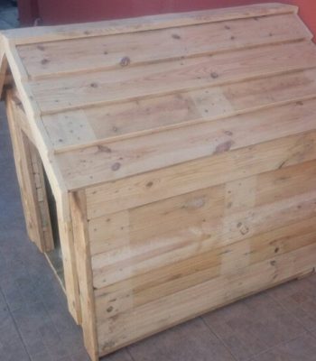 recycled pallet dog kennel
