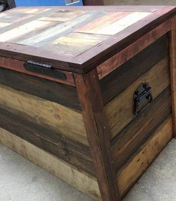 low-cost wooden pallet storage chest