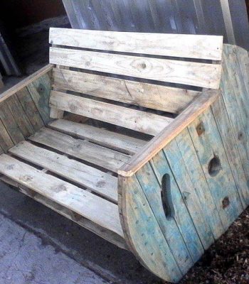 Wooden pallet love seat