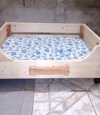 low-cost yet sturdy wooden pallet dog bed