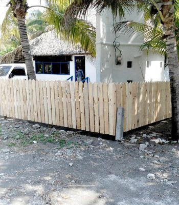 Repurposed pallet made fence