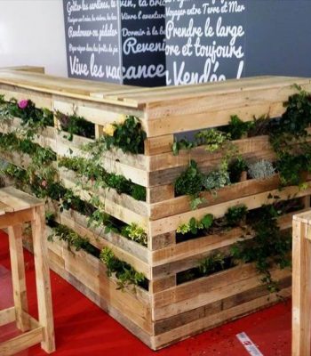 repurposed wooden pallet planter bar and 2 stools